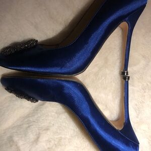 Manolo Blahnik
Hangisi 90mm satin pumps
$1,490 sz 38 US 8 blue